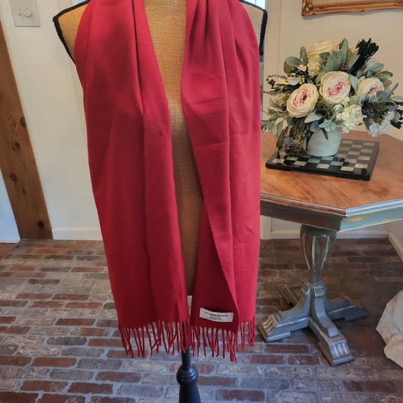 Preston and York 100% acrylic fringed red scarf - Picture 3 of 4